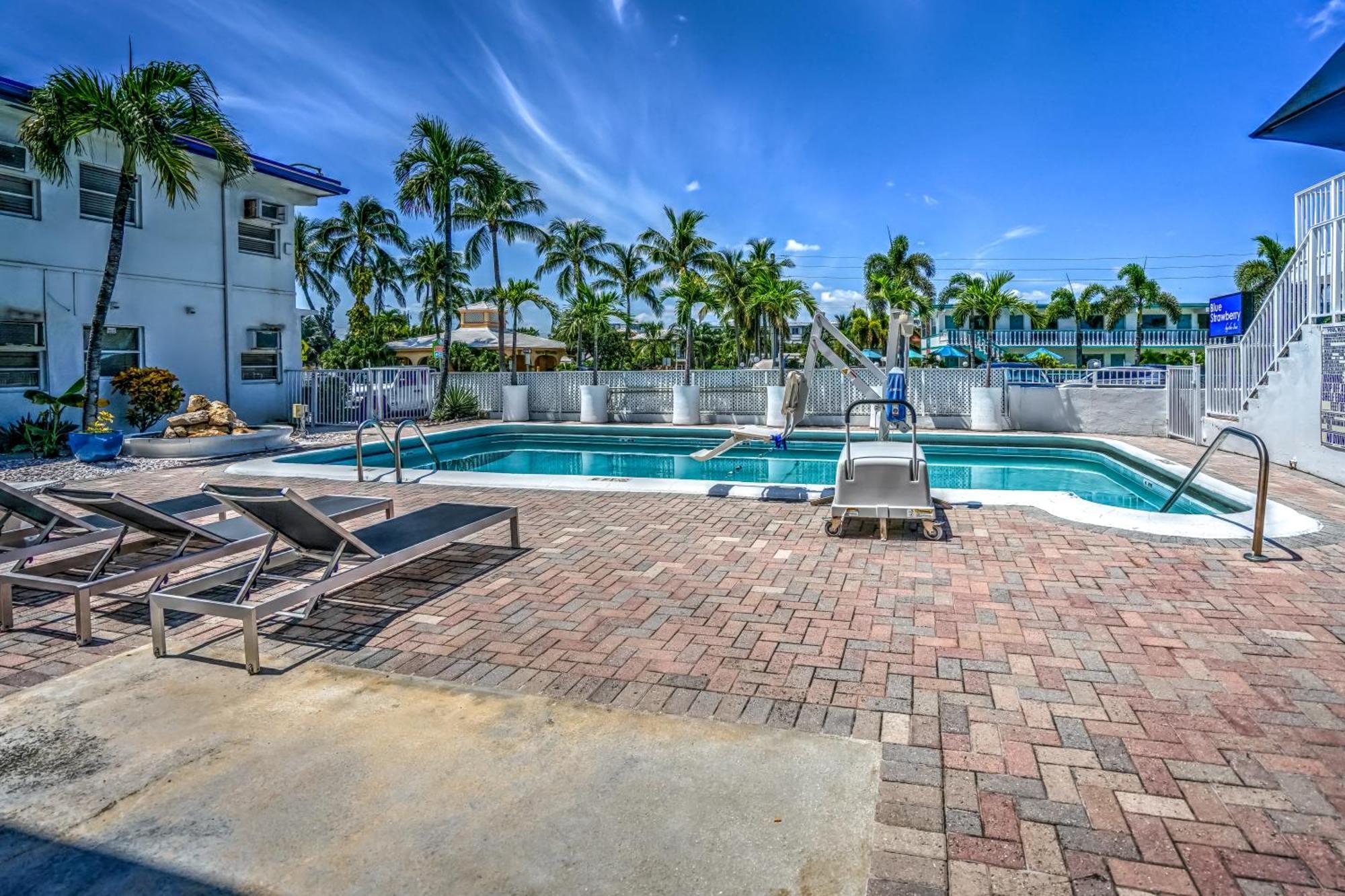 Hotel Blue Strawberry By The Sea Lauderdale-by-the-Sea Exterior foto