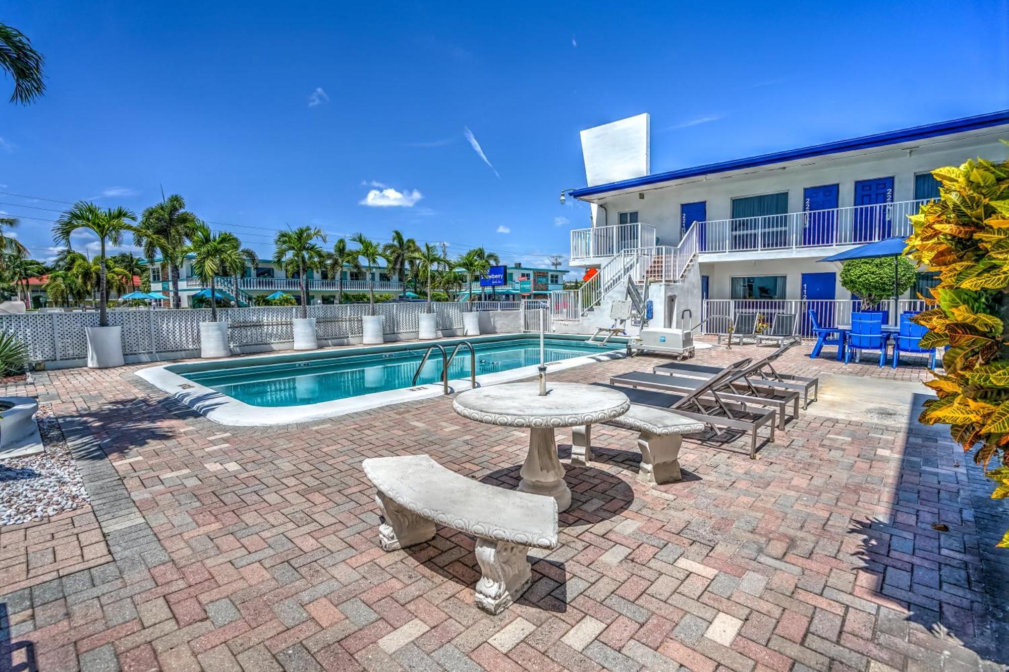 Hotel Blue Strawberry By The Sea Lauderdale-by-the-Sea Exterior foto