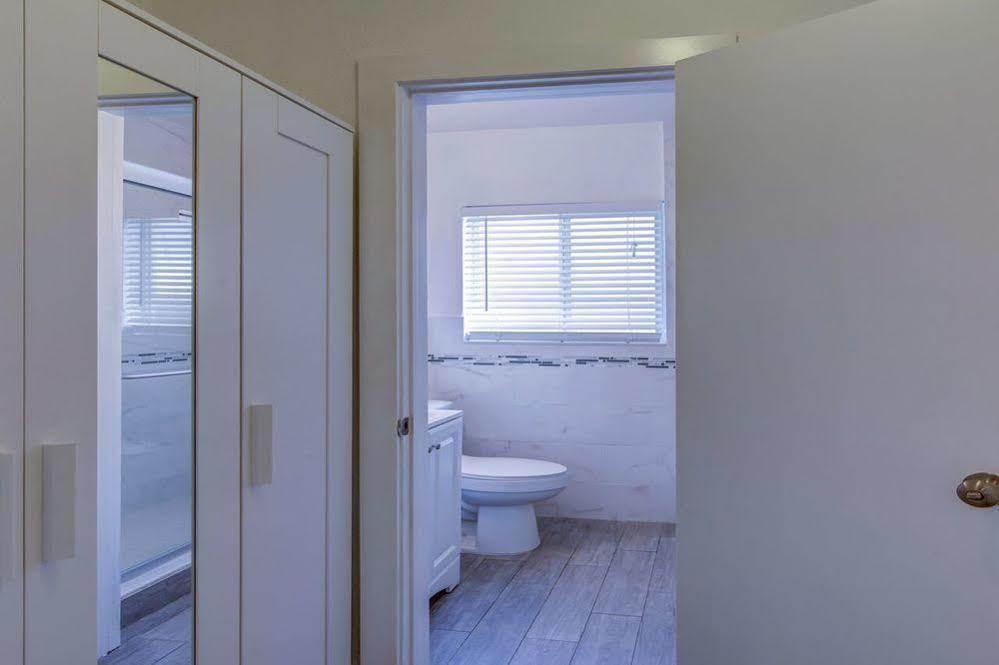 Hotel Blue Strawberry By The Sea Lauderdale-by-the-Sea Exterior foto